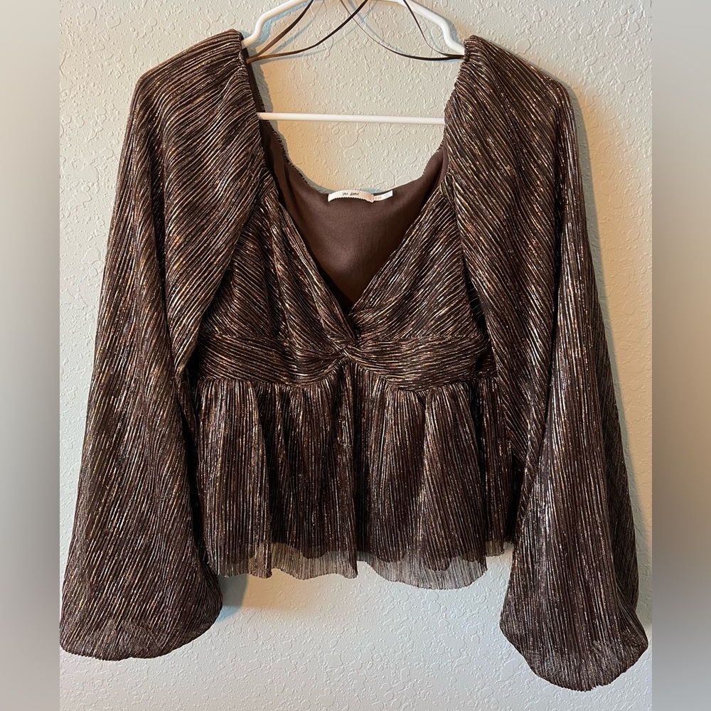 Super cute shimmery top!!